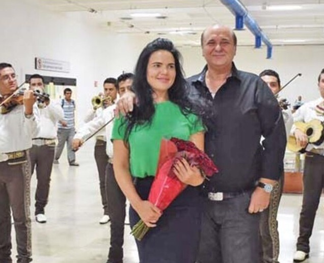 Nick Rădoi a întâmpinat-o pe Ioana, actuala lui logodnică, la aeroport cu o formaţie muzicală