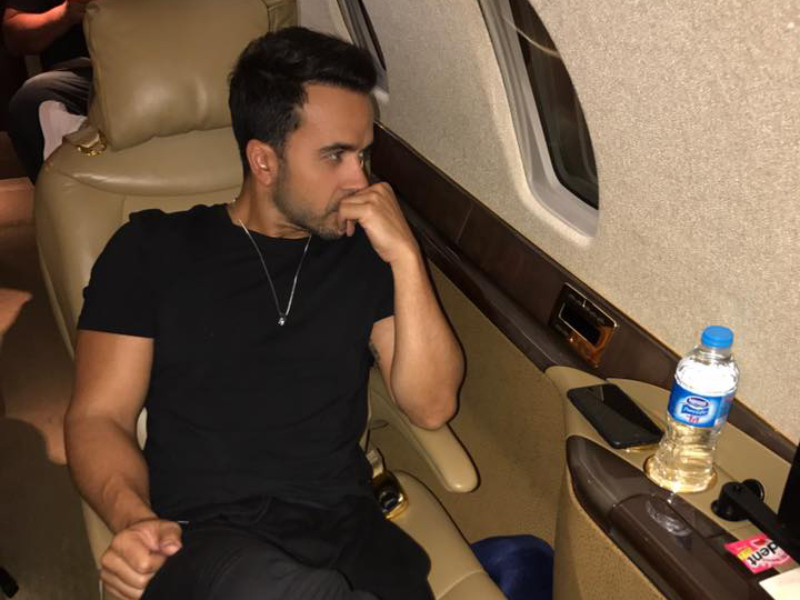 Aceasta este fotografia postată chiar de cântăreţ, după ce s-a zvonit că a murit