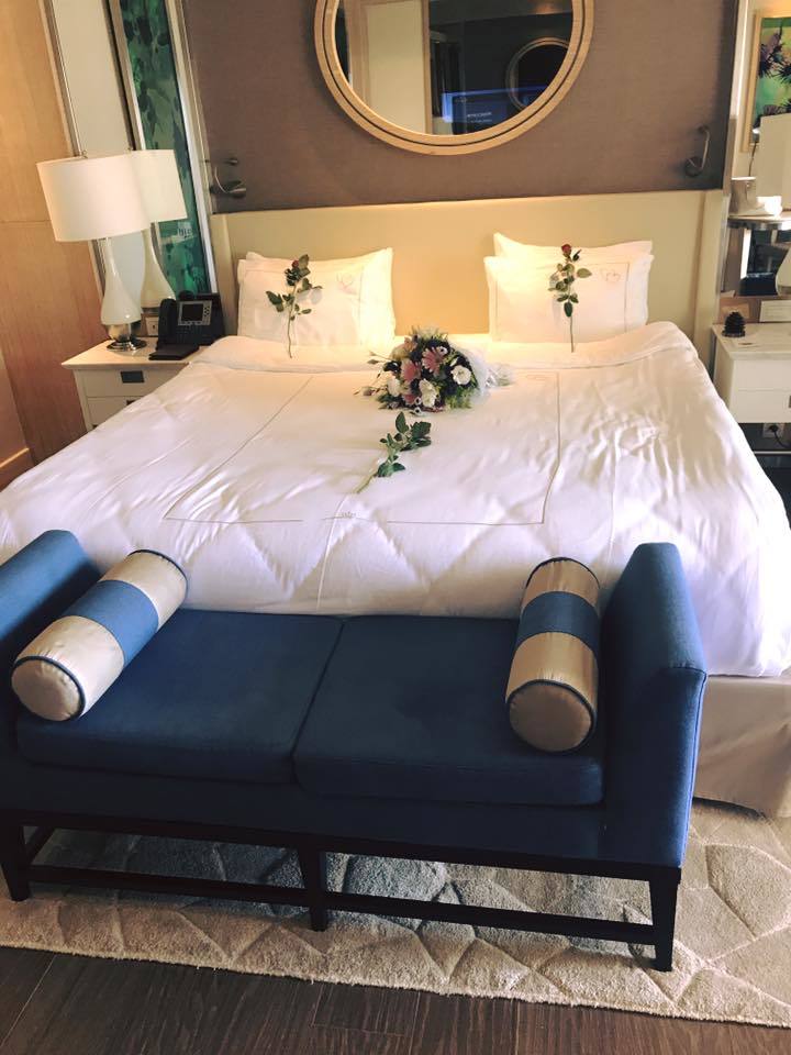 Andreea Tonciu a primit flori pe pat în camera de hotel