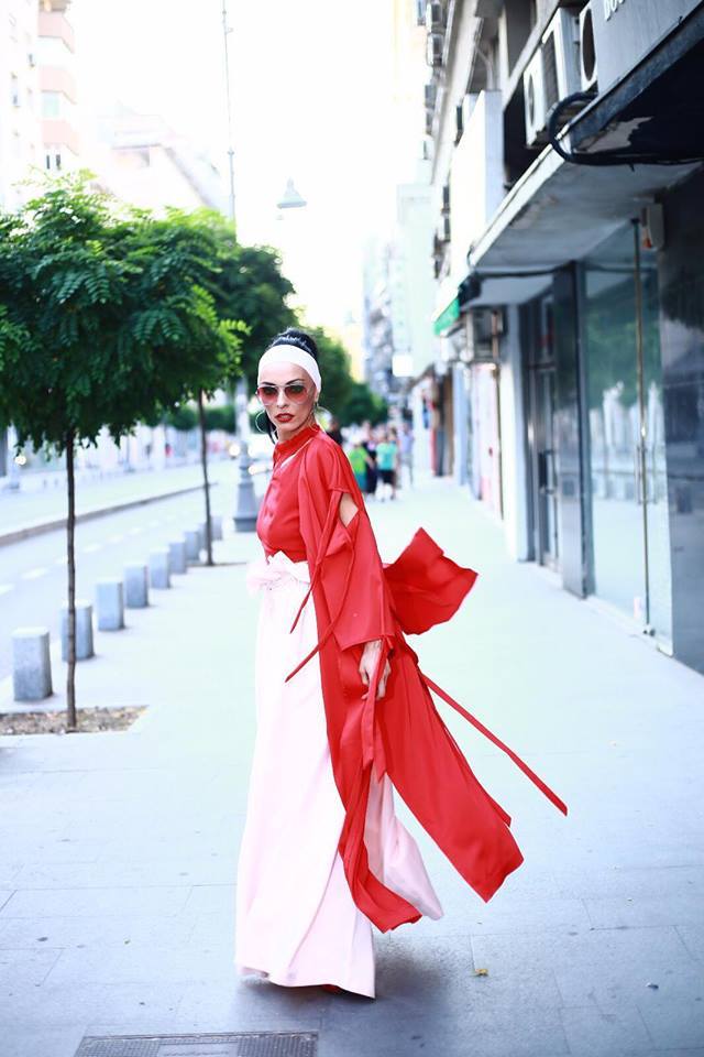 Cosmina Păsărin şi-a schimbat radical stilul: se îmbracă elegant şi nu mai lasă deloc să i se vadă trupul sexy