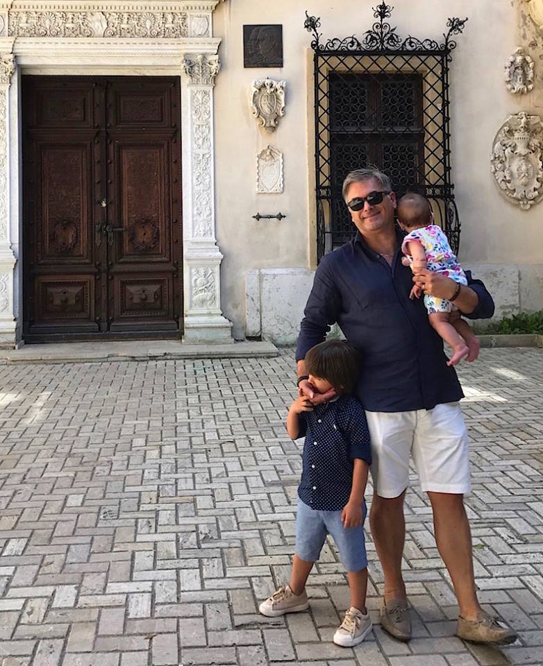 Mircea Radu, împreună cu cei doi copii