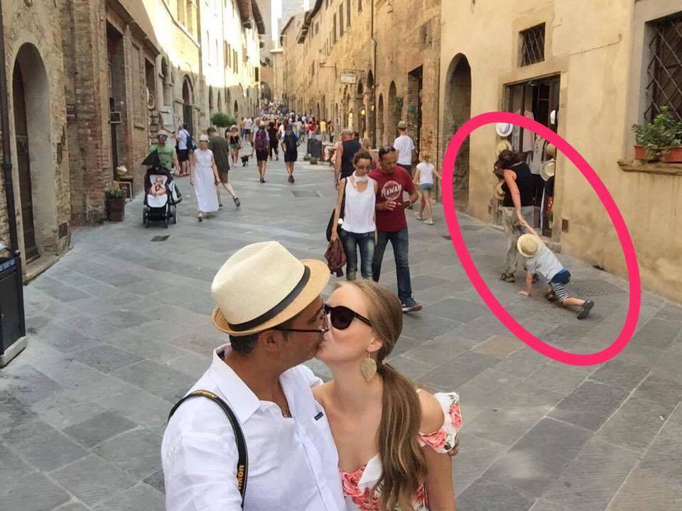 Robert Turcescu şi soţia au vrut să se pozeze romantic, dar femeia cu copilul din spate le-au stricat fotografia