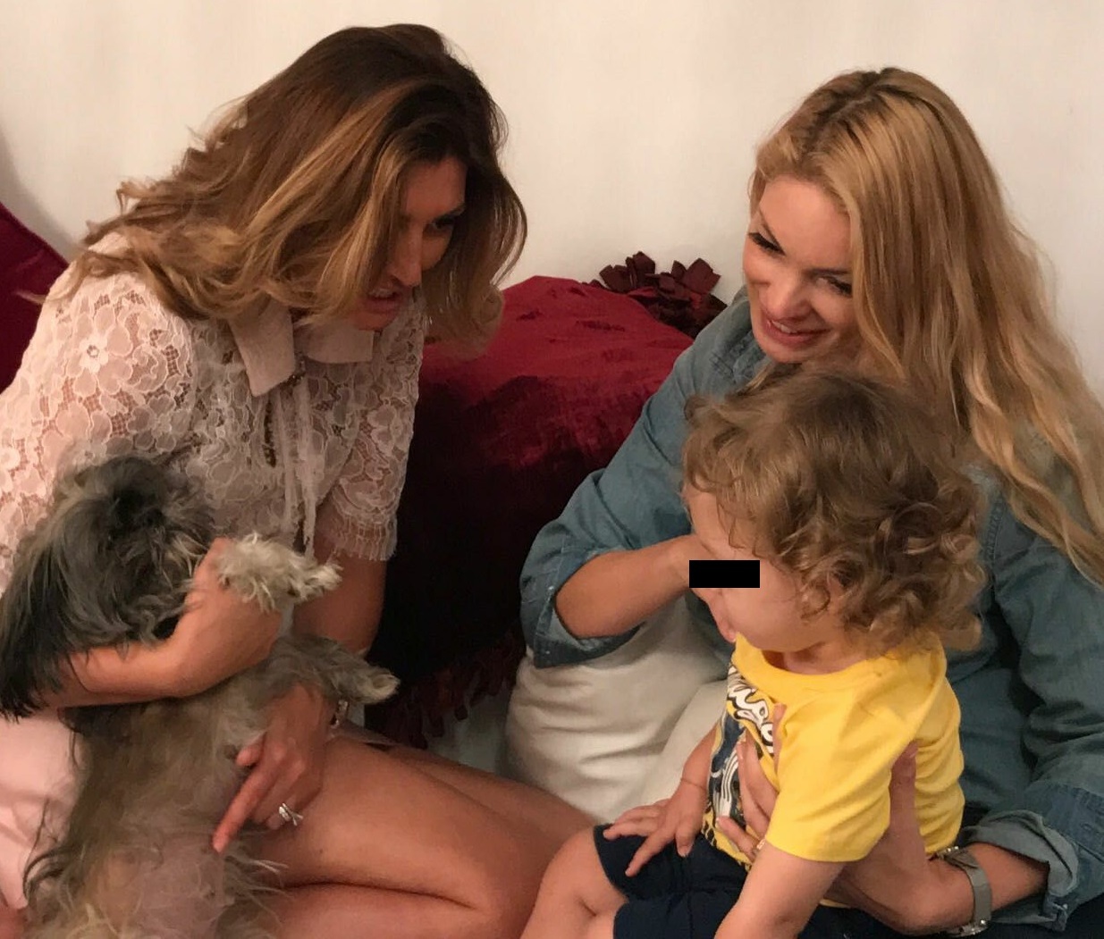 Valentina Pelinel îşi învaţă băieţelul să iubească animalele