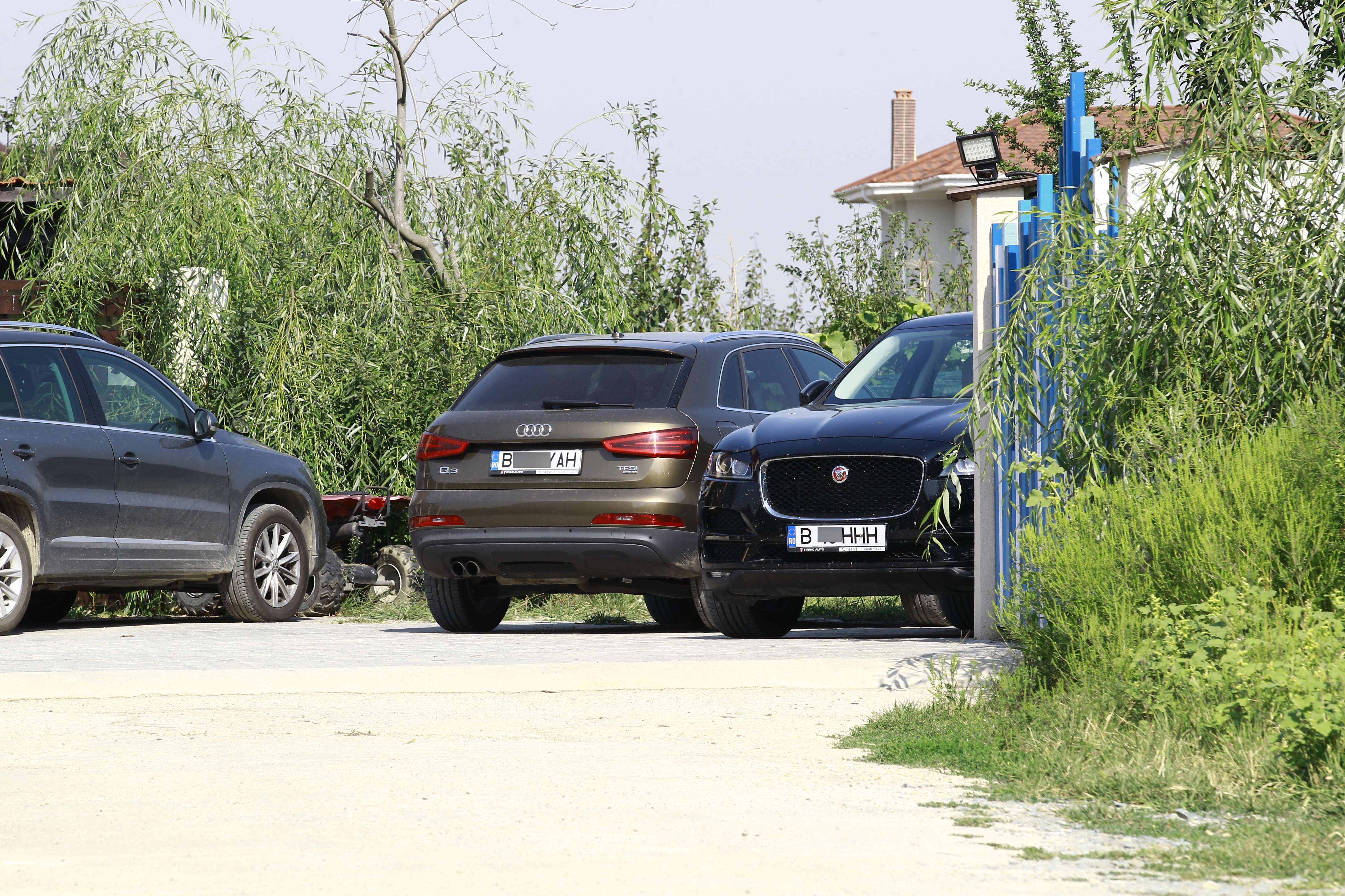 Audi-ul Q3 al Ginei Pistol este parcat chiar lângă Jaguar-ul lui Smiley, dovada că prezentatoarea Antenei 1 se afla acasă la cântăreţ în acele momente