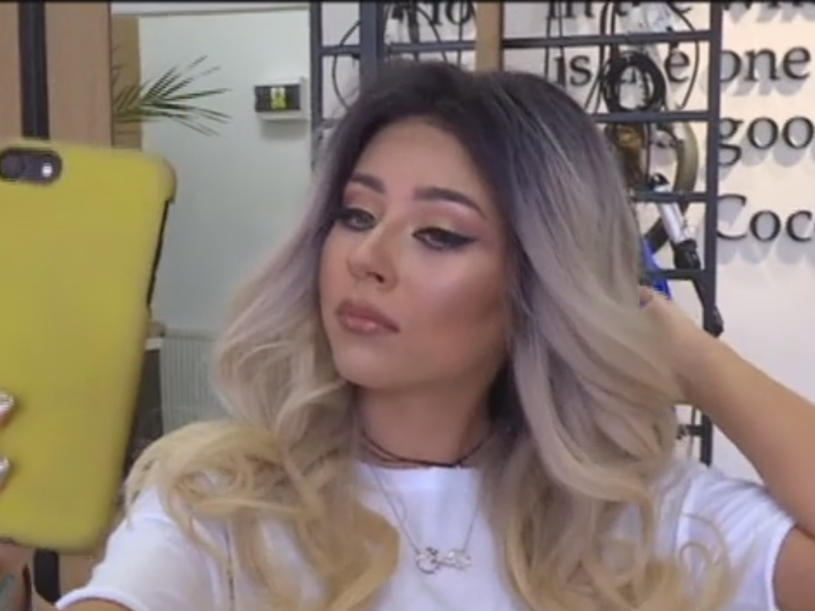 Nicole poartă o perucă blondă.