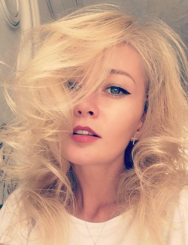 Sandra, fosta asistentă a lui Tuncay Ozturk, strălucitoare după ce s-a mutat cu iubitul în Anglia