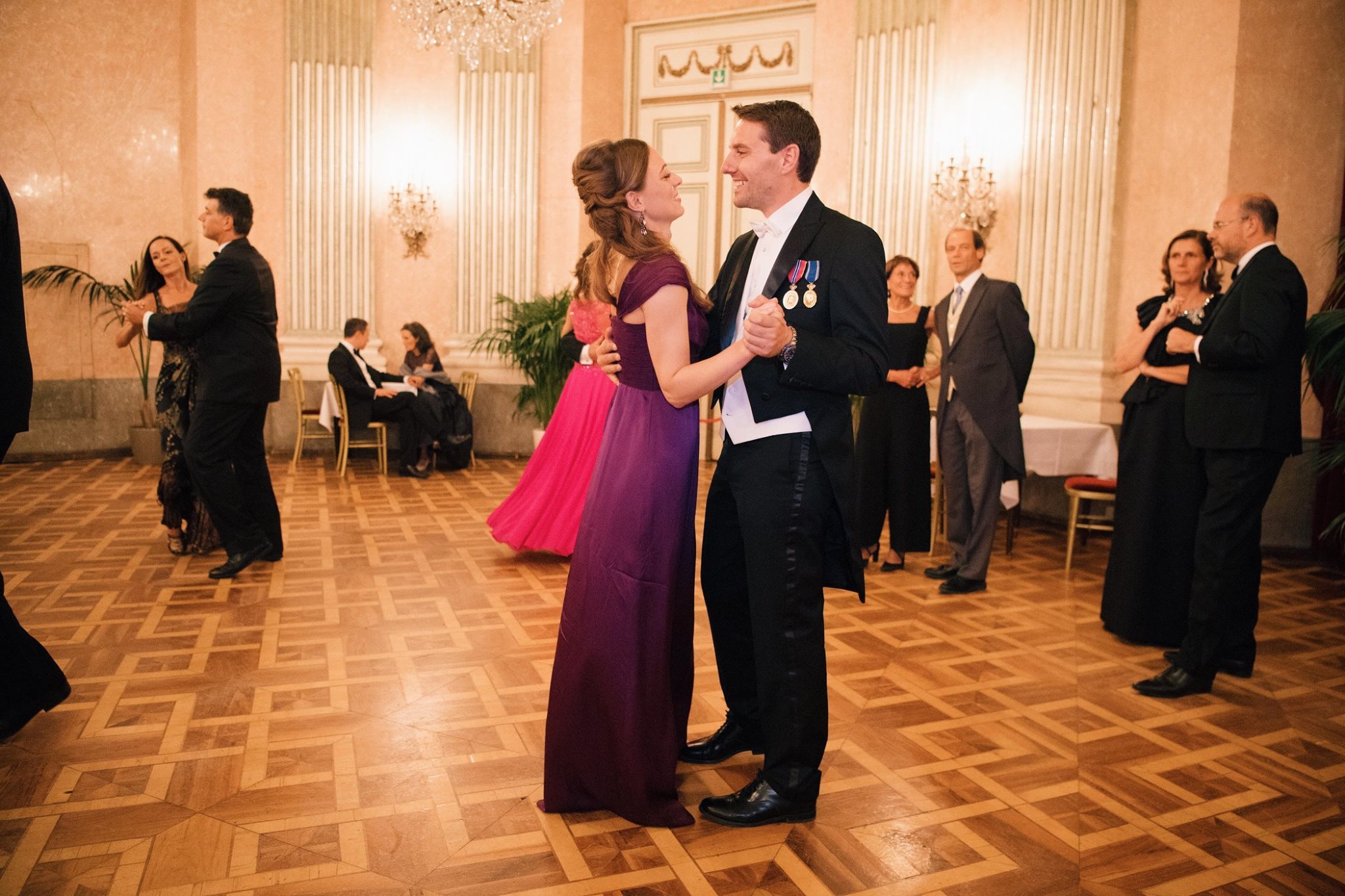 Pentru petrecerea fastuoasă, Alina Binder a ales o rochie violet, lungă şi cu decolteu