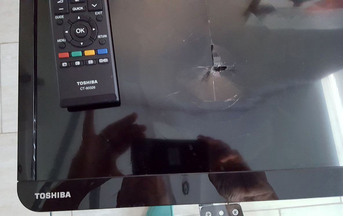 Aşa arată televizorul după noaptea petrecută de Oana Radu în camera de hotel