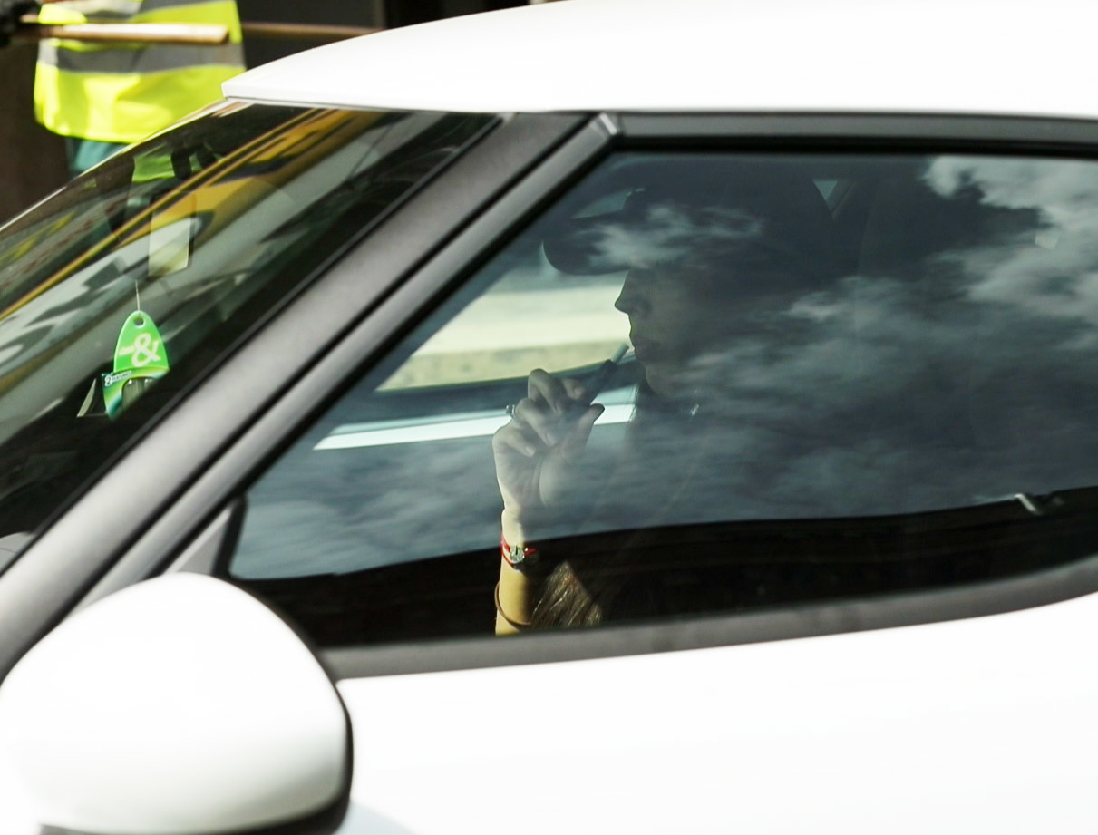 Iubita fotbalistului a trecut pe ţigara electronică, pentru a proteja fătul