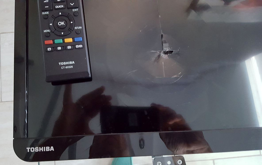 Aşa arată televizorul după noaptea petrecută de Oana Radu în camera de hotel