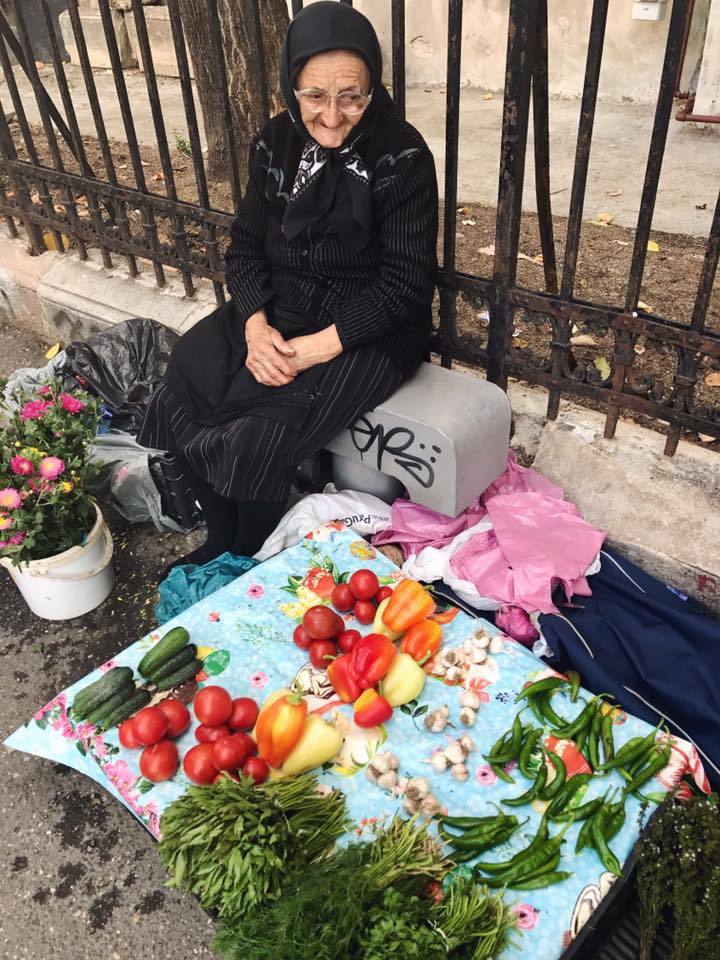 Tanti Manda vine în fiecare zi în Piaţa Romană pentru a-şi vinde legumele şi florile.