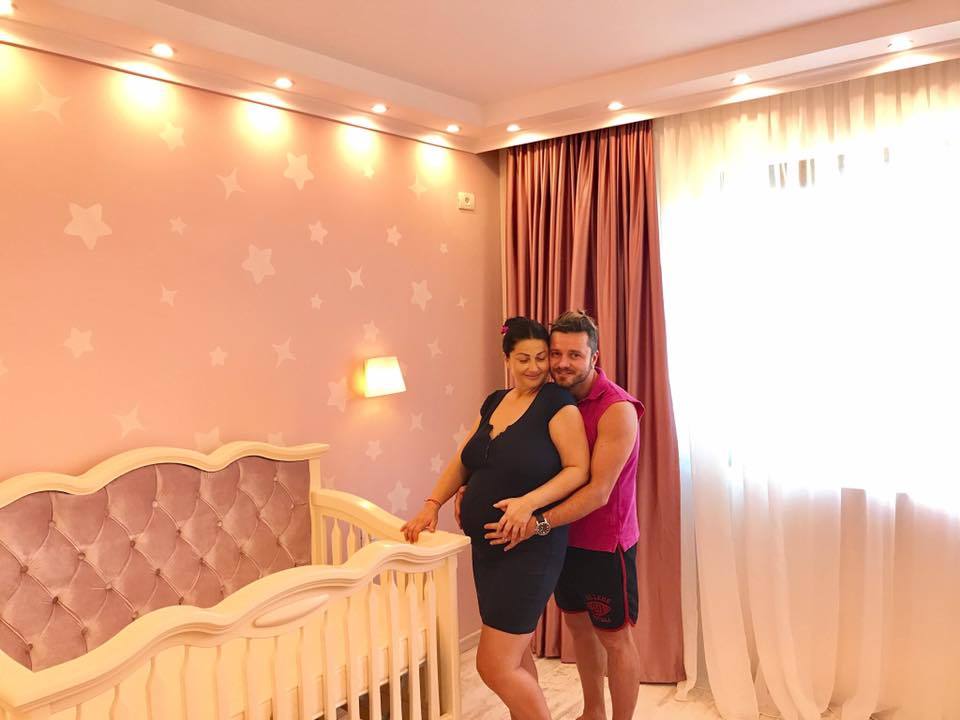 Tavi şi Gabriela i-au amenajat camera fetiţei.