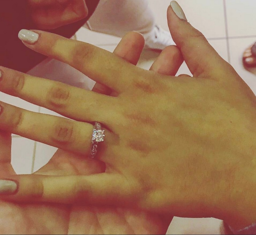 Betty le-a arătat tuturor prietenilor online inelul de logodnă