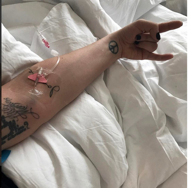 Lady Gaga s-a fotografiat pe patul de spital