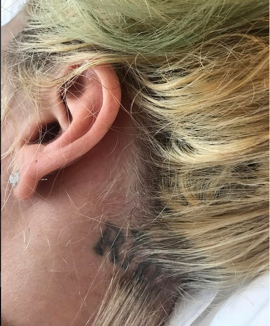 Vedeta are un tatuaj cu numele oraşului Rio, unde urma să susţină concertul