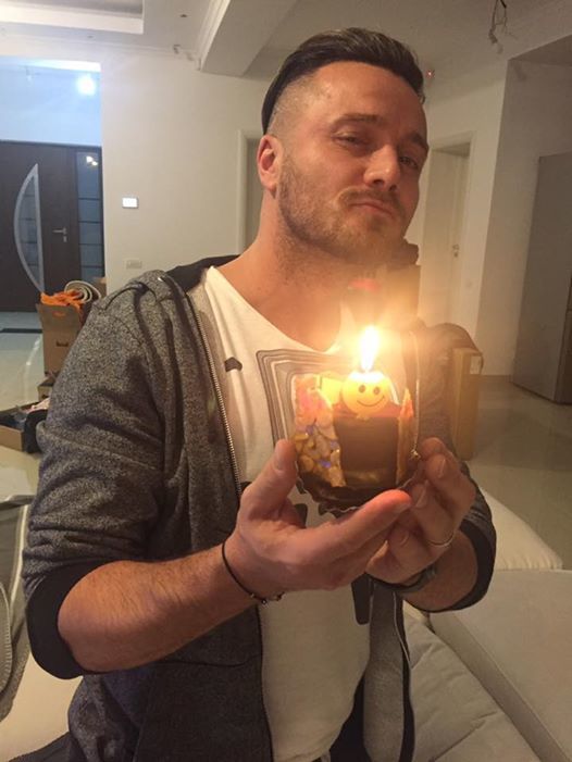 Tavi Clonda îşi sărbătoreşte ziua de naştere.