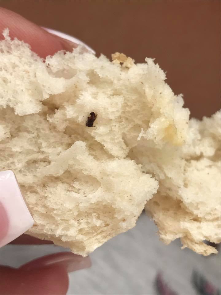 Fosta iubită a lui Guţă a găsit un gândac în pâine.