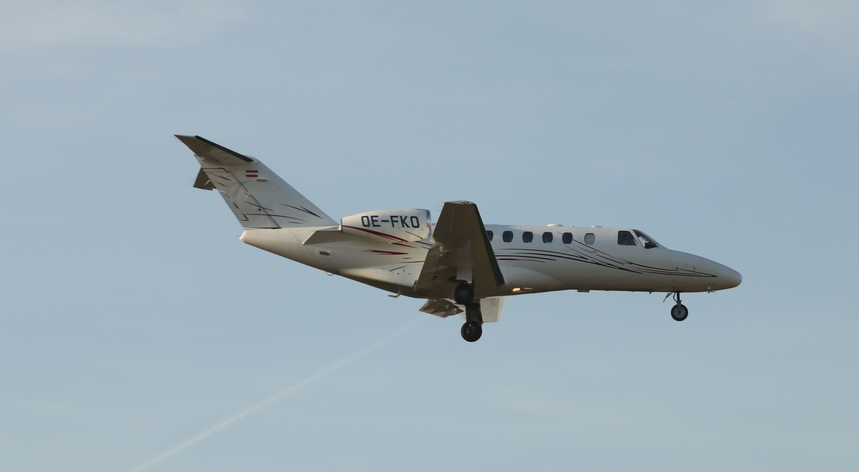 Exclusiv! Philipp Plein şi Flavio Briatore aterizând la bordul avionului primului. Fotografie realizată pe Aeroportul Băneasa de reporterii DAS (Departamentul de Anchete Speciale)