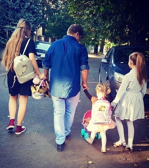 Pavel Bartoş, împreună cu cele trei fiice