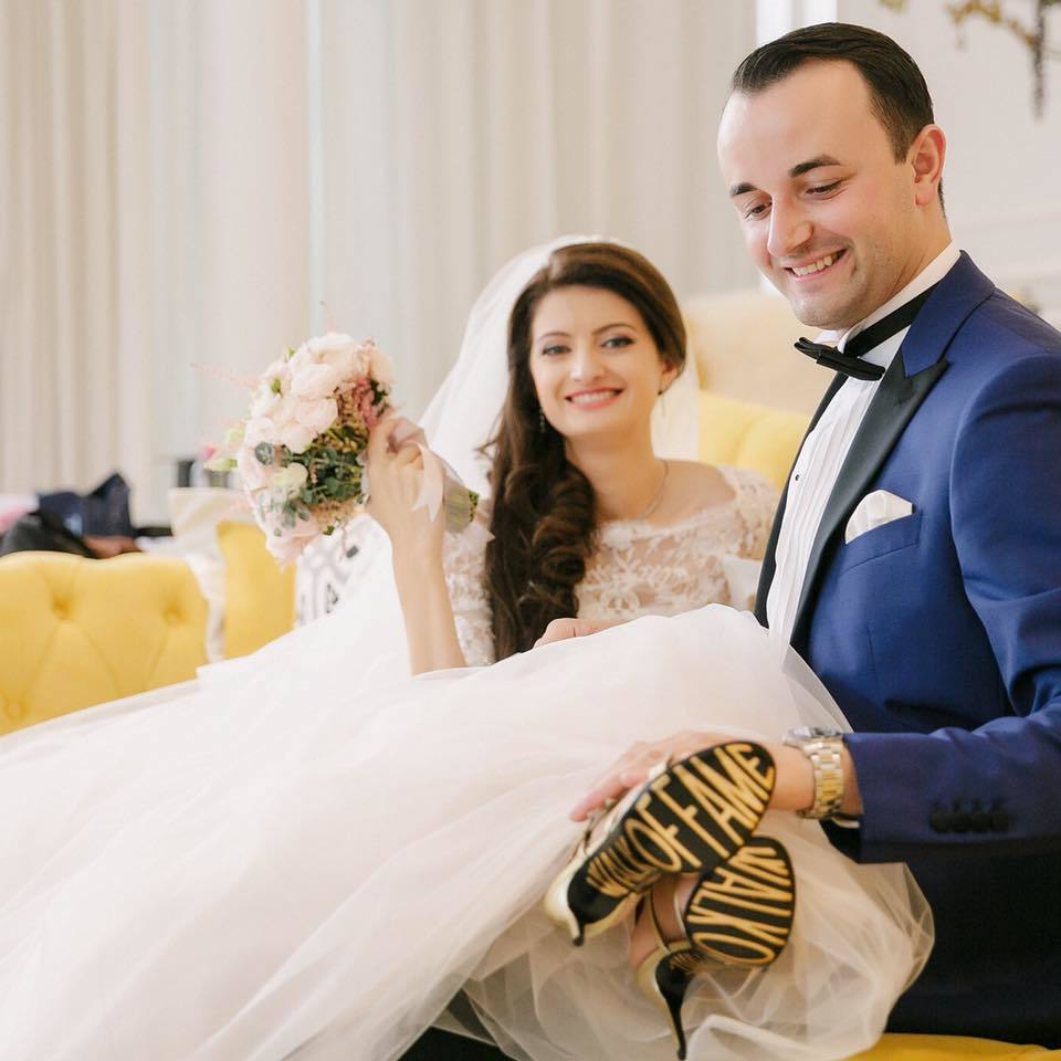 Crina este extrem de fericită şi în viaţa personală, după ce s-a căsătorit cu Rareş Florea, directorul comercial al unei companii de top din Europa