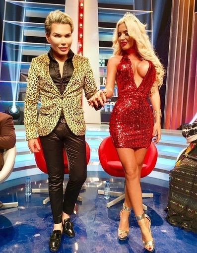 Rodrigo Alves, alias ”Păpuşa umană” Ken, împreună cu Loredana Chivu