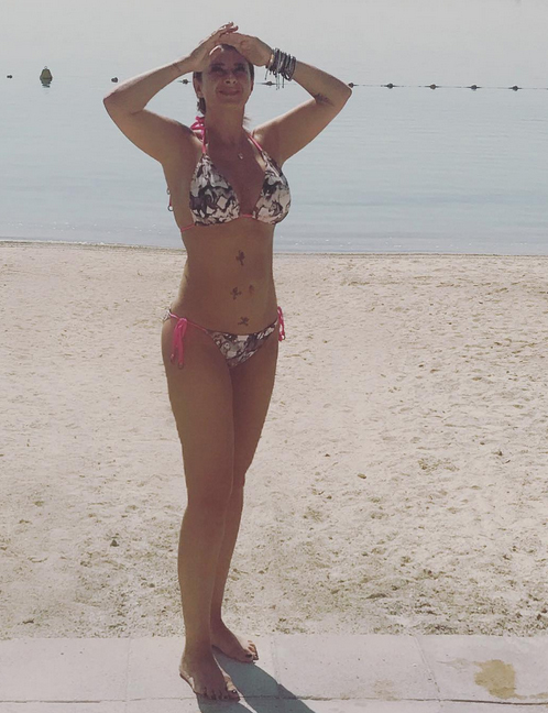 Anamaria Prodan, la plajă, în Abu Dhabi.