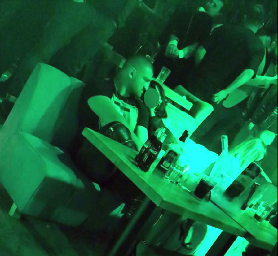 O brunetă misterioasă i-a ţinut companie luptătorului