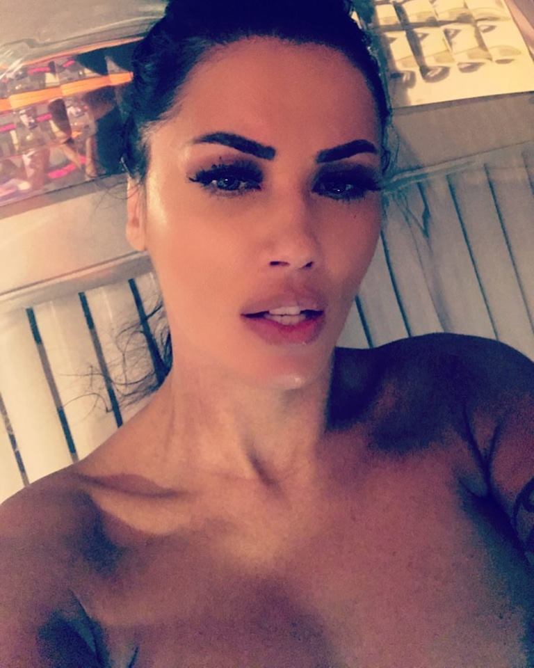 Oana Zăvoranu se relaxează la solar.