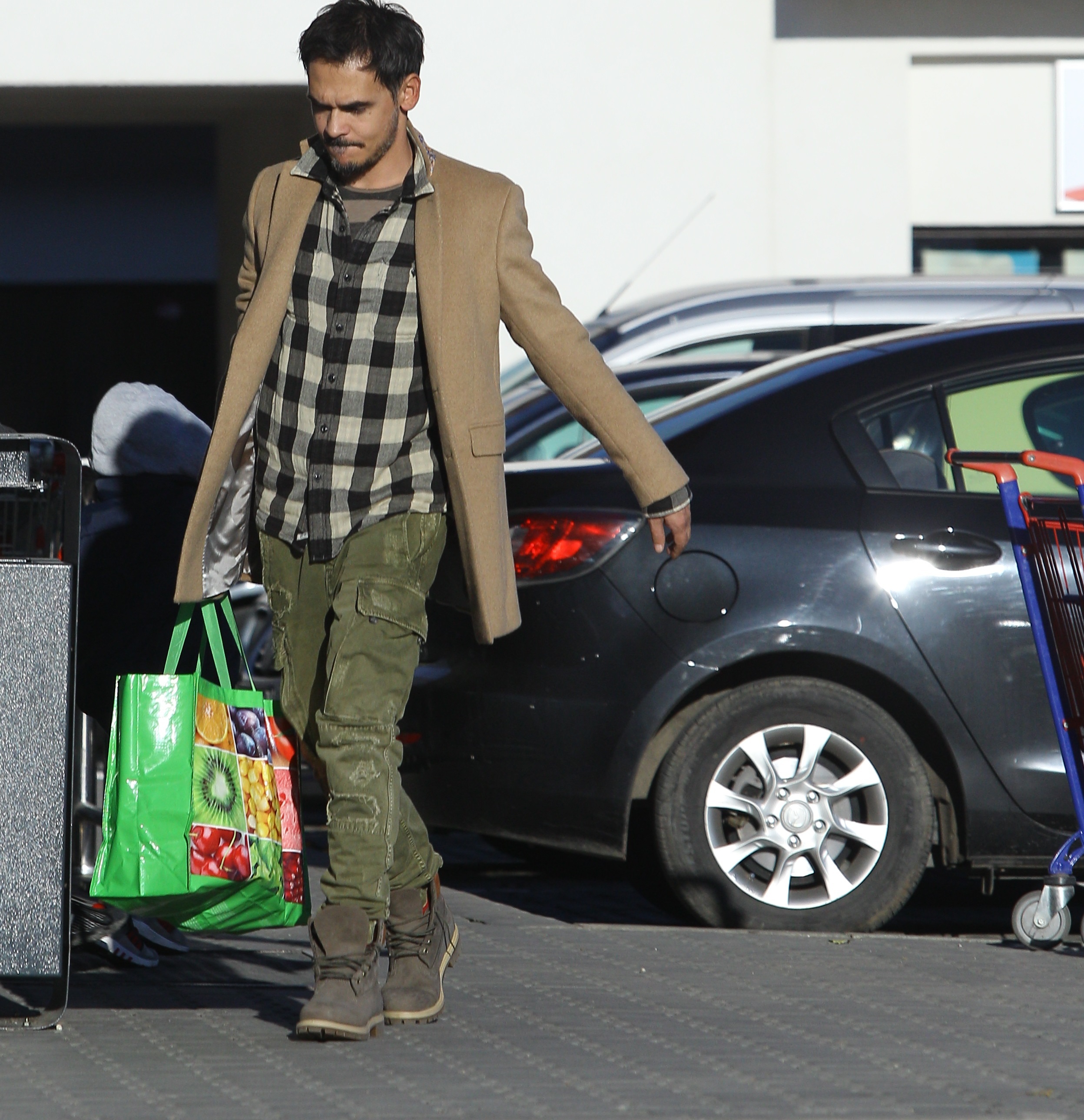 Răzvan Simion, cu plăsuţa la purtător, la cumpărături