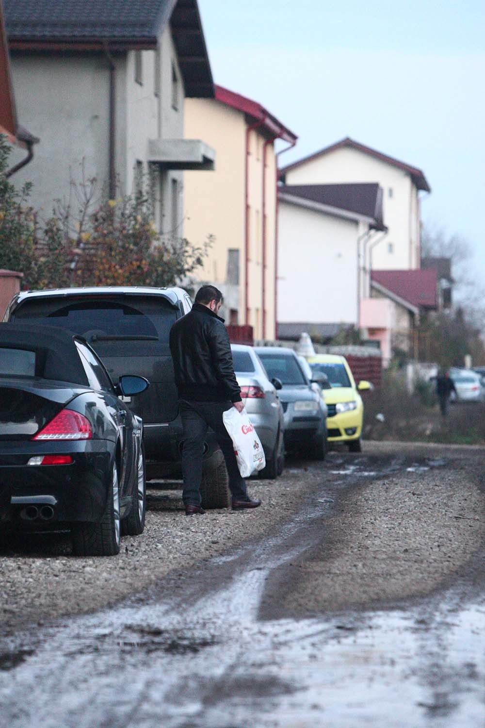 Manelistul a mers cu capul în jos, părând supărat şi preocupat de ceva
