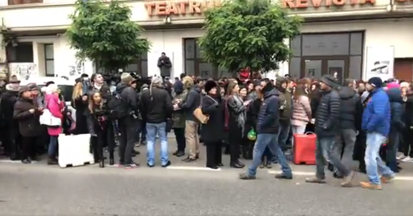 S-a format o coadă destul de mare în faţa Teatrului 