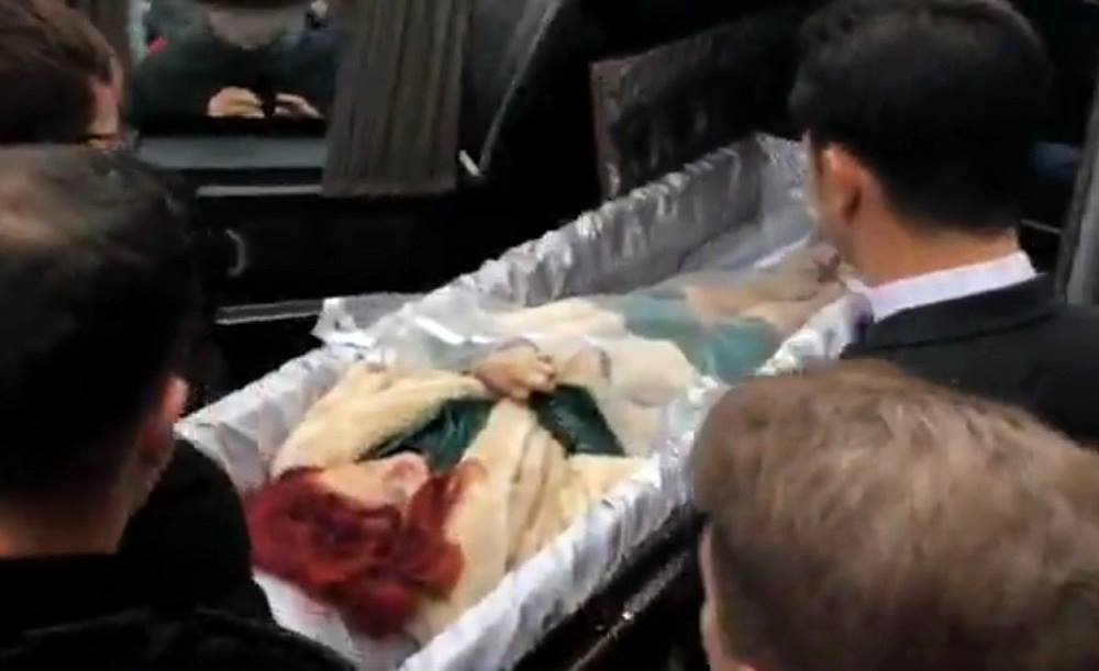 Momente sfâşietoare când sicriul cu trupul neînsufleţit al Stelei Popescu a fost adus la teatrul Constantin Tănase