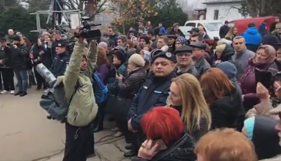 Jandarmii au format un cordon în jurul mulţimii