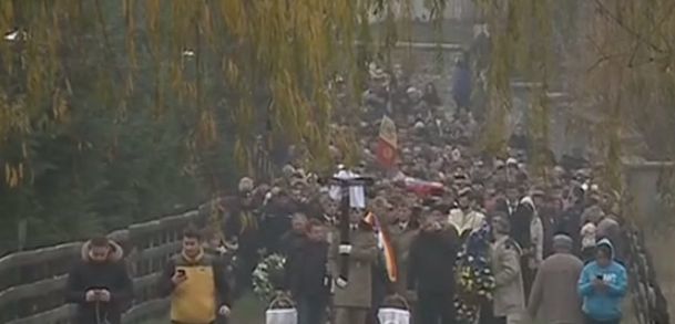 Mii de oameni au condus-o pe ultimul drum