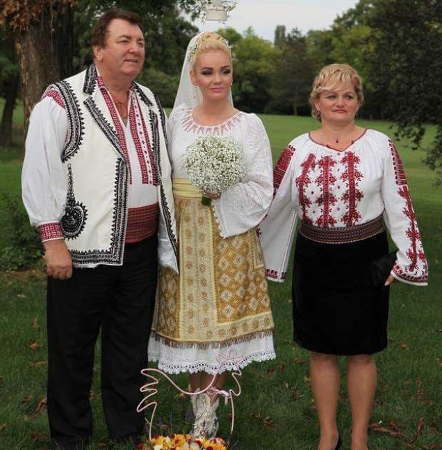 Maria Constantin, alături de părinţii ei.