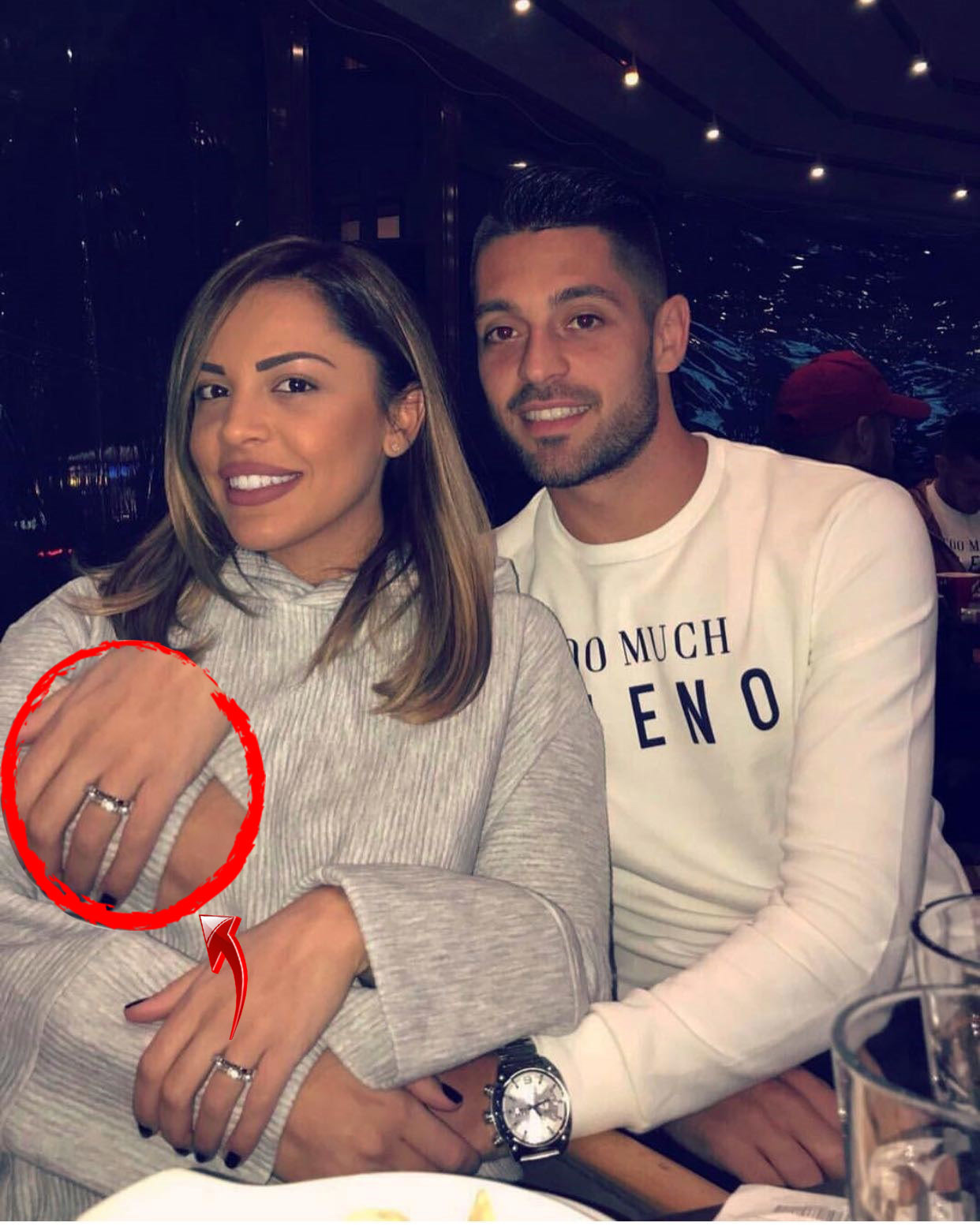 Alexandra se mândreşte cu inelul de logodnă de câte ori are ocazia