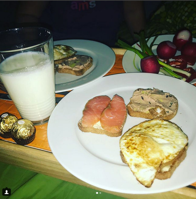 Aşa se răsfaţă Tavi şi Gabriela dimineaţa.