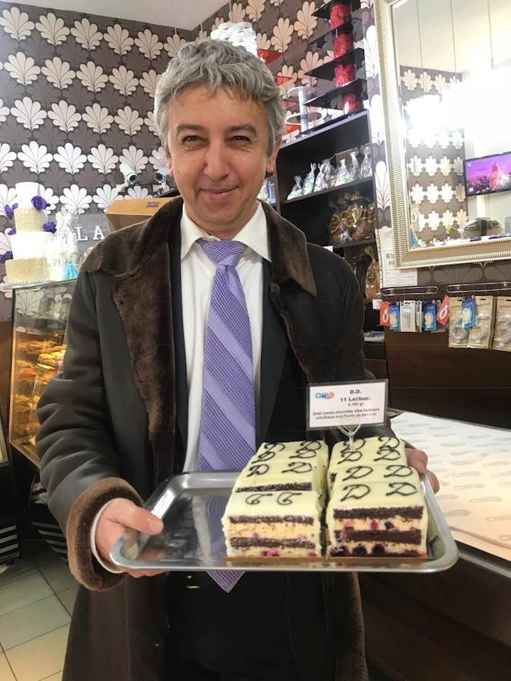 Dan Diaconescu şi prăjitura care îi poartă numele.