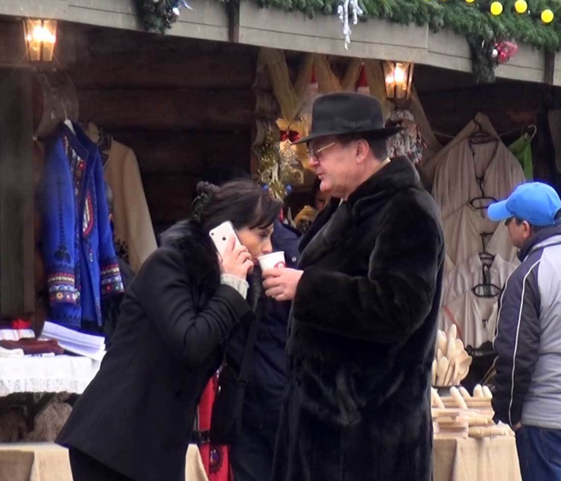 Însoţitoarea milionarului nu a avut nici o problemă să bea din paharul acestuia