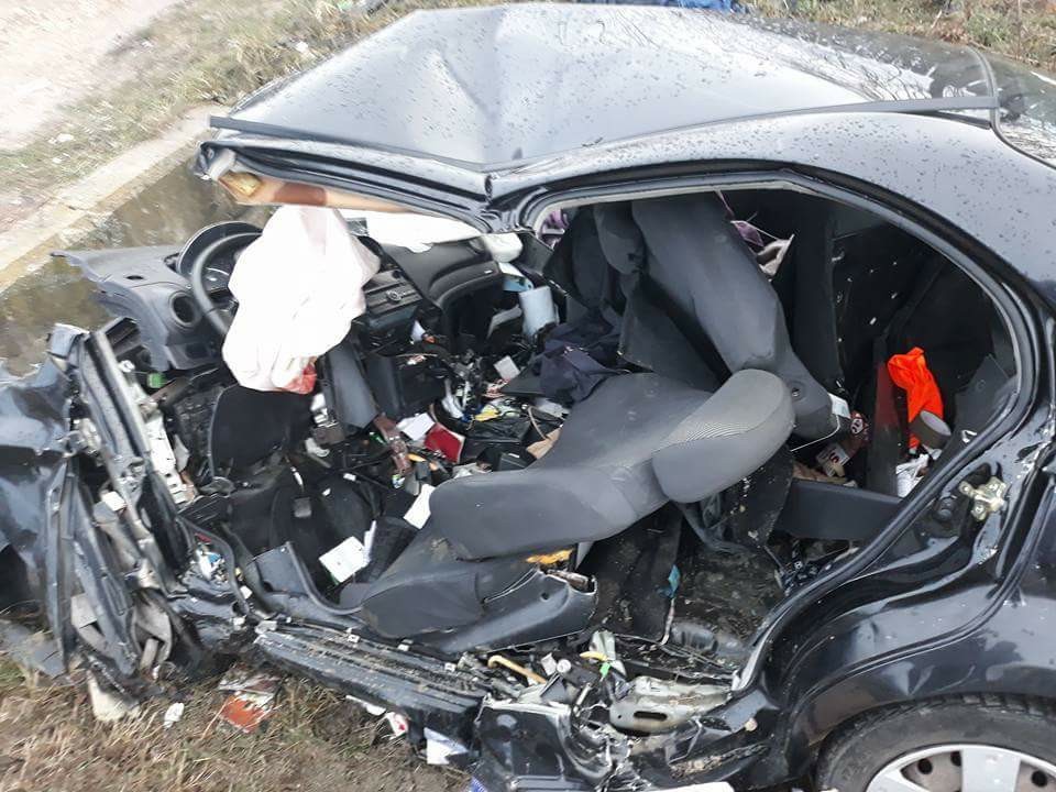 Aşa arată maşina lui Lucian Mătuşoiu, după fostul sportiv a adormit la volan. Sursa foto: Facebook