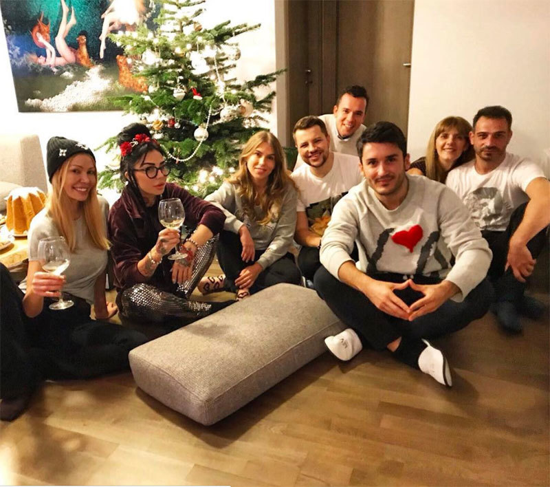 DJ Wanda a împodobit bradul cu prietenii