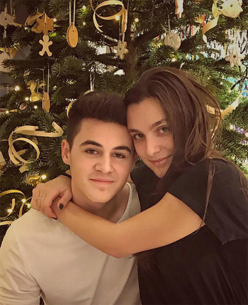 Alexia şi Mario Fresh, ca doi îndrăgostiţi lângă bradul de Crăciun