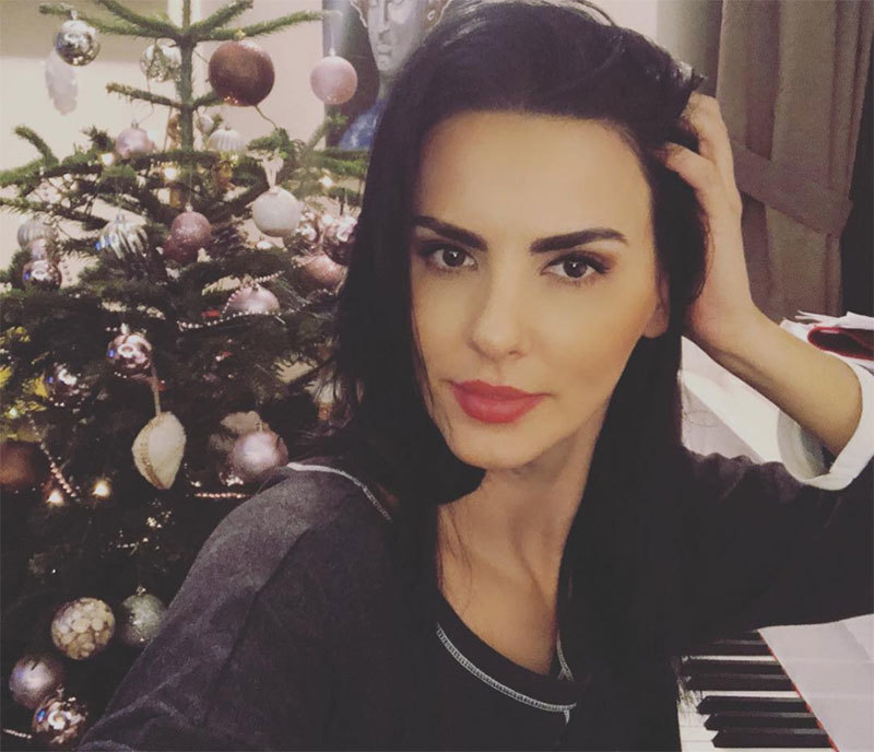 Lavinia Pârva, alături de bradul pe care l-a decorat