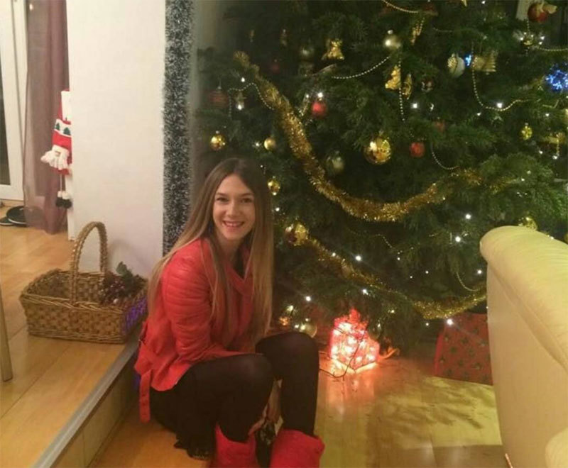 Adela Popescu, cu zâmbetul pe buze alături de bradul pe care l-a împodobit