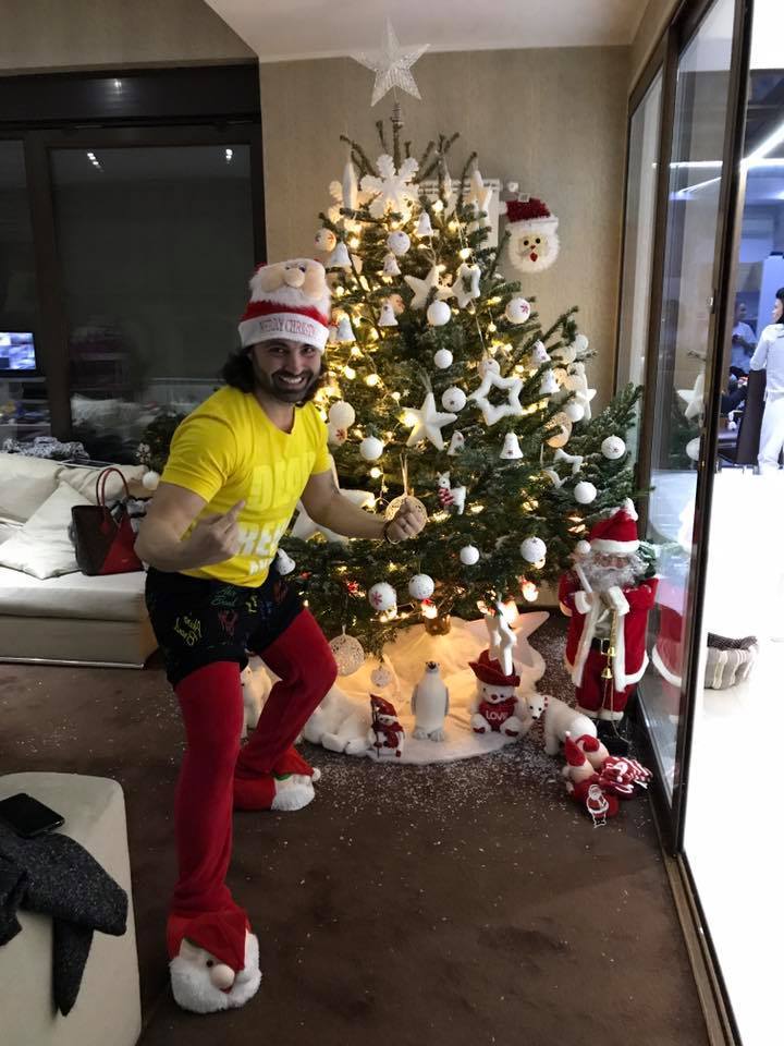 Pepe a avut mult de lucru când a împodobit bradul