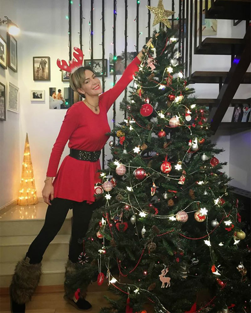 Roxana Ciuhulescu, alături de bradul de care este foarte mândră