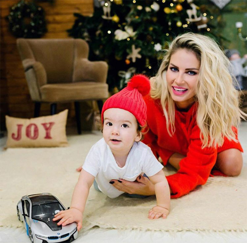 Andreea Bănică şi Noah, lângă brăduţul de Crăciun