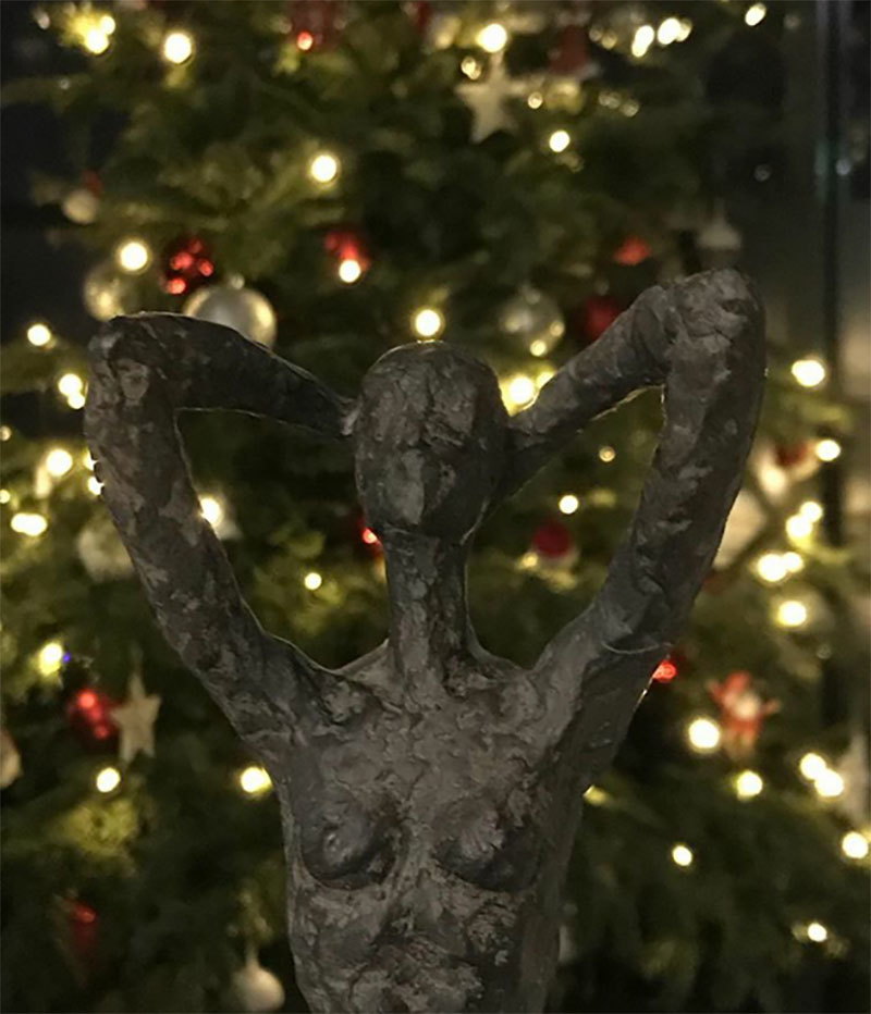 Andreea Berecleanu are un brad spectaculos, în faţa căruia tronează o statuie