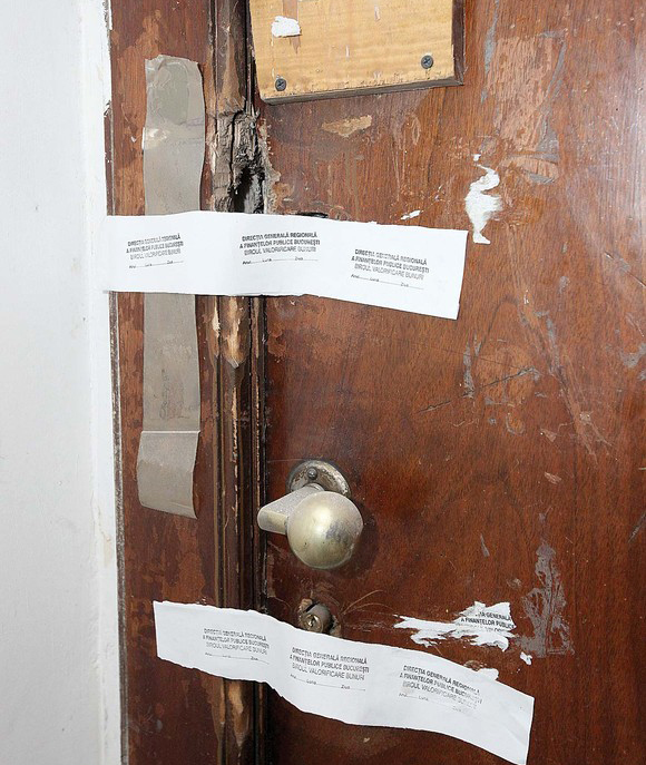 Uşa marelui artist a rămas sigilată