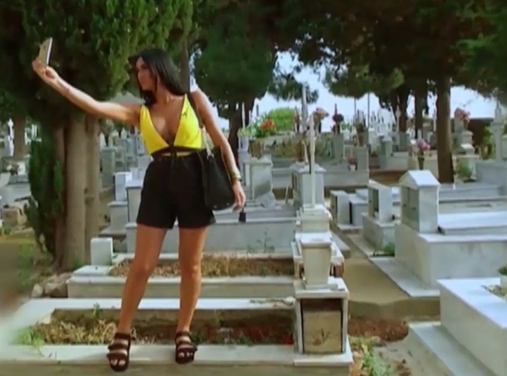Margherita şi-a făcut selfie printre morminte